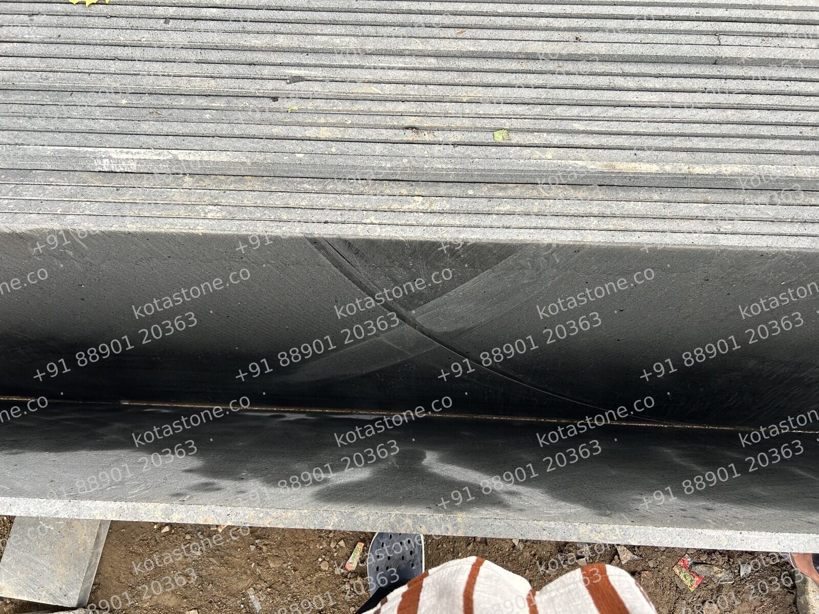 Diamond-cut basalt, crossed arcs