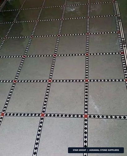 ग्रिड पैटर्न, लाल एक्सेंट डॉट्स के साथ, पानी से टेस्ट किया